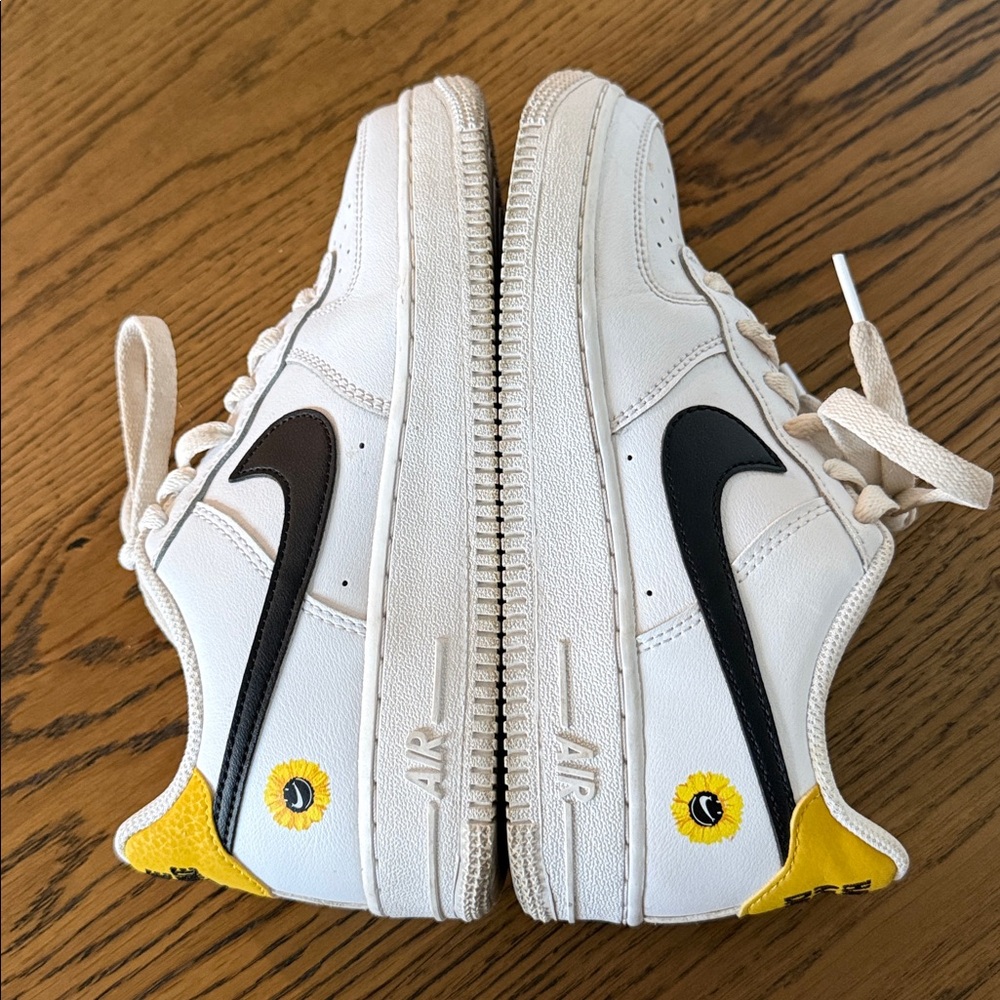 Nike Kids Air Force 1LV8 size 5Y - Picture 8 of 8